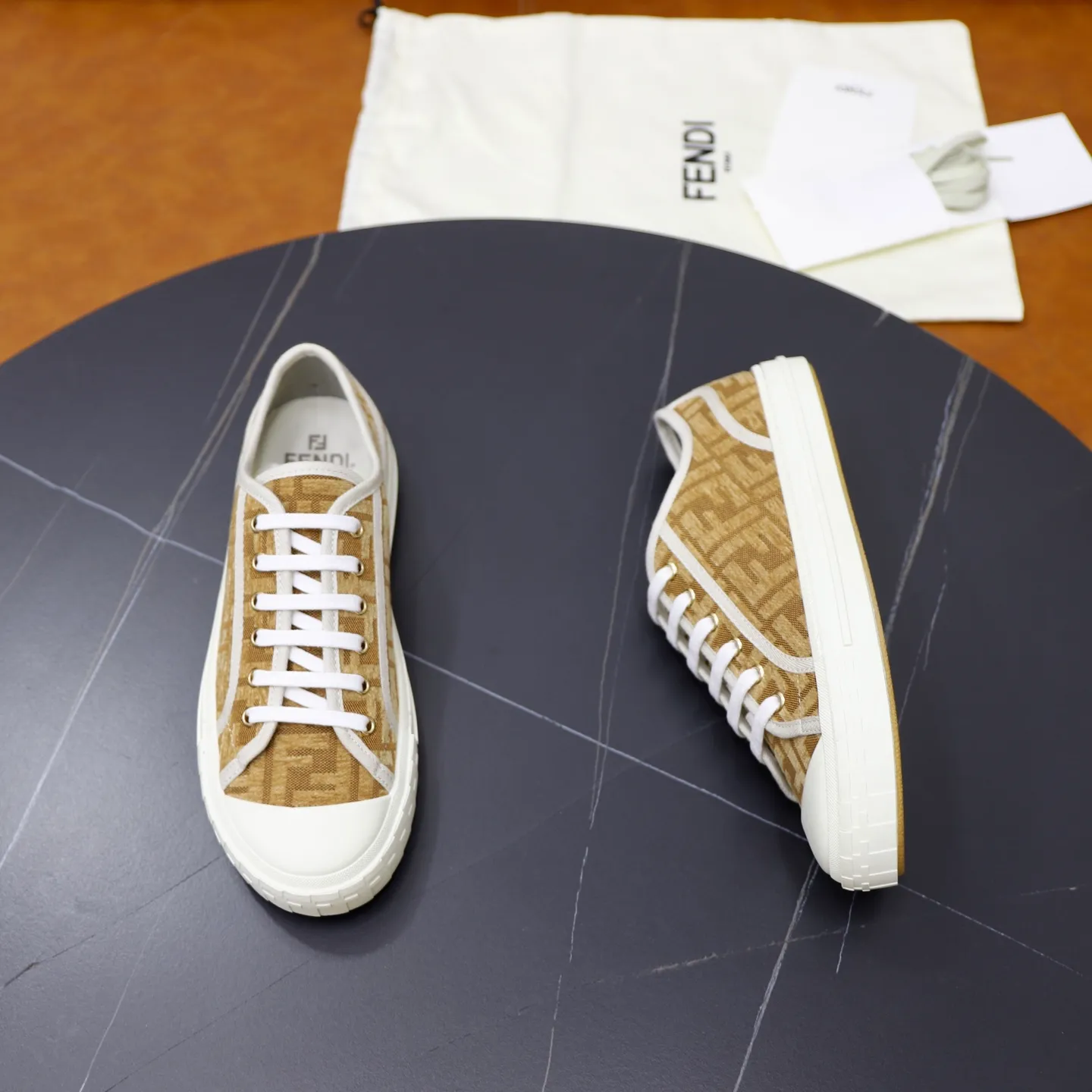Factory price: 480 original order (couple model) Brand: FENDI Fendi 🙅‍♂️🙅‍♂️🙅‍♂️ Size: Female 35–40, Male 39-44 (45 can be customized) Grade: Official website genuine Material: Imported original LoGO fabric upper Original comfortable lining TPU wear-resistant lightweight outsole Style category: Loafers New trendy shoes Color: actual picture color